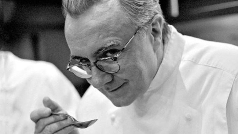 WhosM19's tweet photo. El chef privado de la familia Rothschild tenía una regla que nunca comprometía:

Si pasas de los cuarenta, hay platos que no entran en la mesa desde el principio.

¿Y lo extraño? Muchos de ellos vivieron más de 90 años.

Y estos son los platos que excluían por completo: 🧵 https://t.co/83BdThPRaE