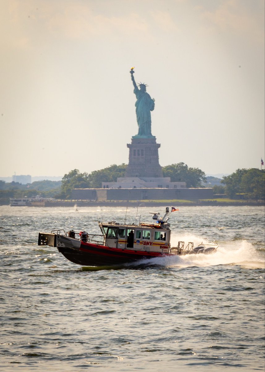 FDNY's tweet photo. Iconic. #4thOfJuly https://t.co/TENLuAgEh0