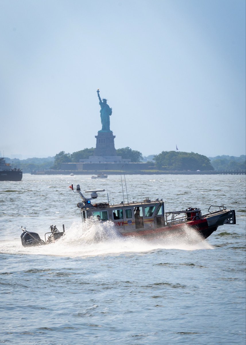 FDNY's tweet photo. Iconic. #4thOfJuly https://t.co/TENLuAgEh0