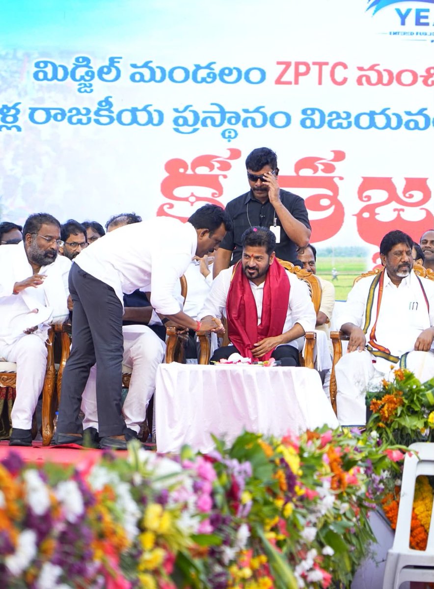 megmrmla's tweet photo. గౌరవ ముఖ్యమంత్రి శ్రీ రేవంత్ రెడ్డి గారి రాజకీయ ప్రస్థానం 20 సంవత్సరాలు పూర్తైన సందర్భంగా మిడ్జిల్ మండల కేంద్రంలో నిర్వహించిన కృతజ్ఞత సభలో పాల్గొని ముఖ్యమంత్రి రేవంత్ రెడ్డి గారికి శుభాకాంక్షలు తెలియజేయడం జరిగింది.

@revanth_anumula https://t.co/969XgoLknE