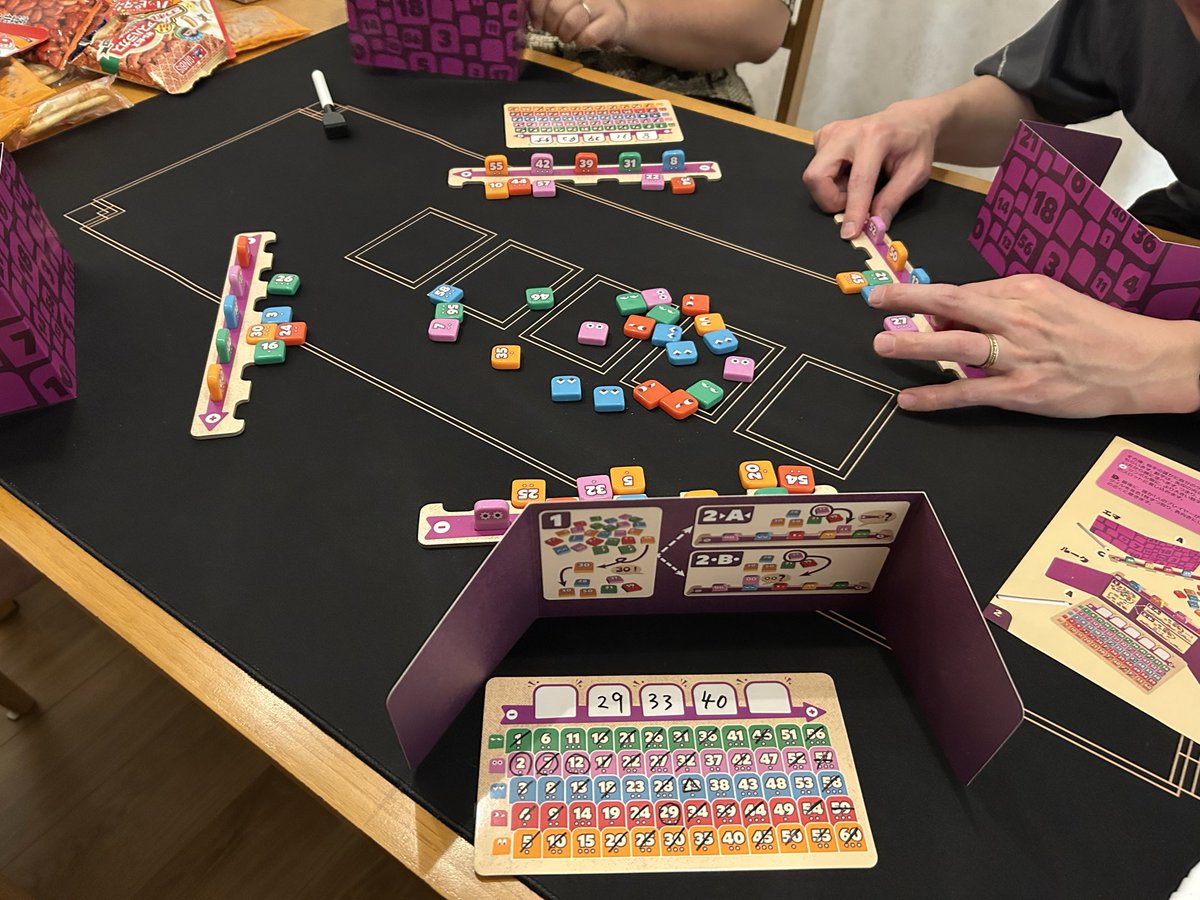hiro_310310's tweet photo. 今宵は同僚と夜ボドゲ🎲
・クリプティッド
・ゴットファイブ
・キャントウィン
軽めを色々楽しみました😊
特にゴットファイブが大好評でおかわり４回‼️
全部楽しかったー😆 https://t.co/1znDvWZL4t