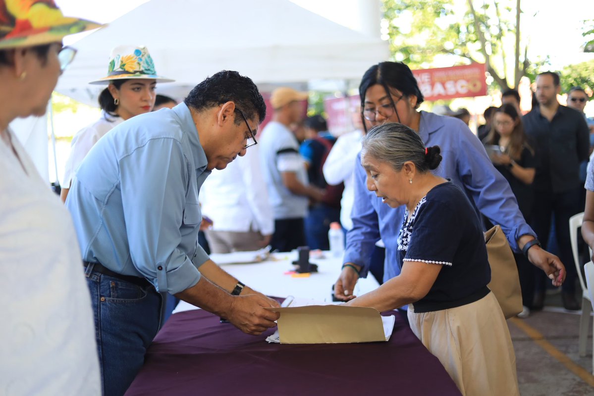 TabascoJavier's tweet photo. En Apatzingán, Balancán, estamos atendiendo a la ciudadanía, acompañados de la Alcaldesa Beatriz Castañón Félix. Hoy comenzamos muy temprano porque las necesidades de la gente necesitan ser escuchadas para resolverlas, así lo hacemos cada día.
Siempre de cerca, siempre de frente al pueblo.