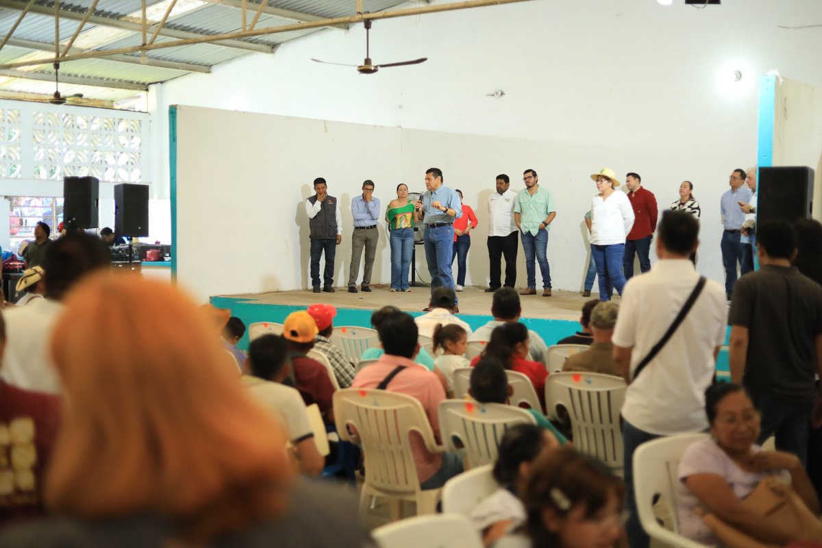 TabascoJavier's tweet photo. En Apatzingán, Balancán, estamos atendiendo a la ciudadanía, acompañados de la Alcaldesa Beatriz Castañón Félix. Hoy comenzamos muy temprano porque las necesidades de la gente necesitan ser escuchadas para resolverlas, así lo hacemos cada día.
Siempre de cerca, siempre de frente al pueblo.