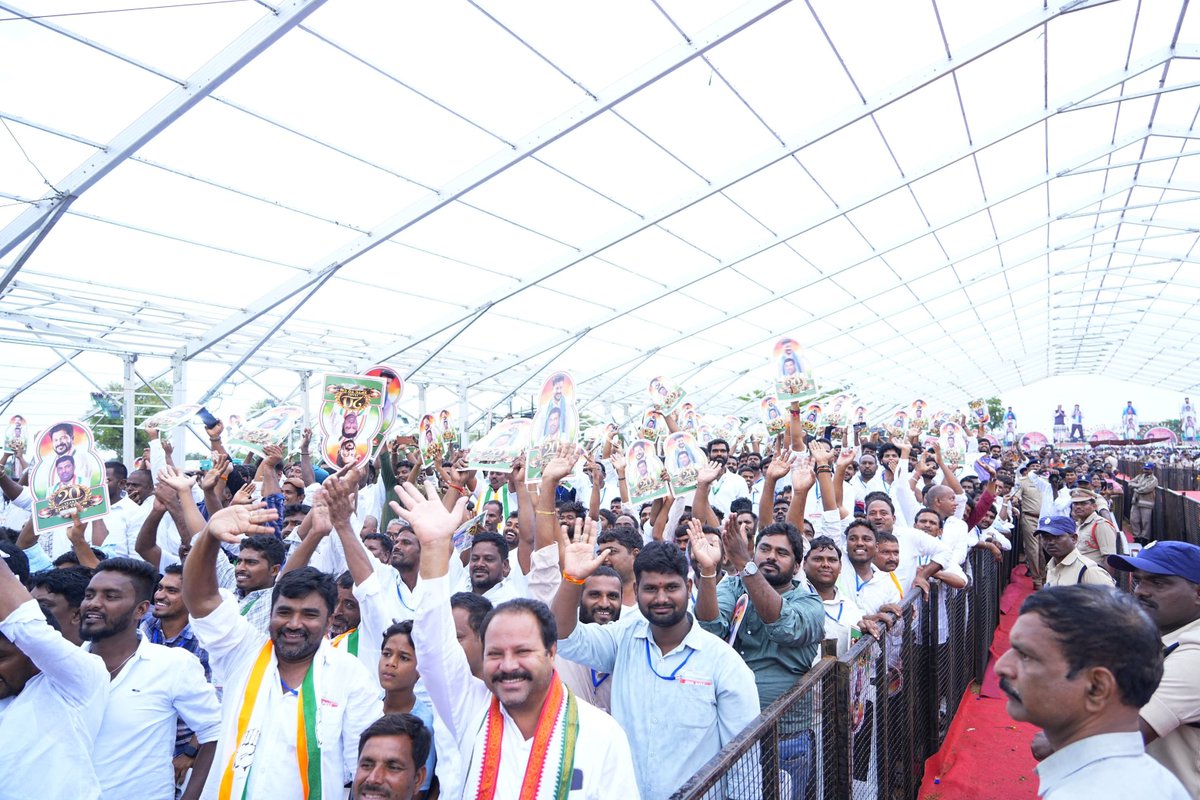 megmrmla's tweet photo. గౌరవ ముఖ్యమంత్రి శ్రీ రేవంత్ రెడ్డి గారి రాజకీయ ప్రస్థానం 20 సంవత్సరాలు పూర్తైన సందర్భంగా మిడ్జిల్ మండల కేంద్రంలో నిర్వహించిన కృతజ్ఞత సభలో పాల్గొని ముఖ్యమంత్రి రేవంత్ రెడ్డి గారికి శుభాకాంక్షలు తెలియజేయడం జరిగింది.

@revanth_anumula https://t.co/969XgoLknE