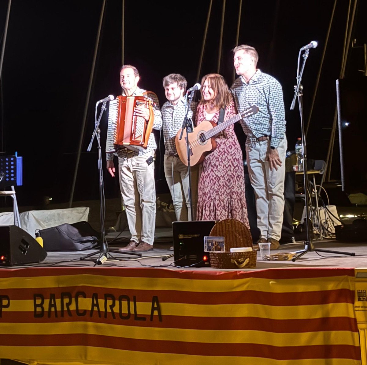 angelsbarcarola's tweet photo. Canet de Mar, moltíssimes gràcies a l'organització per confiar en Barcarola Havaneres per a la XXVI Cantada d'Havaneres de la Festa Major, al Ferran per la presentació i Jordi i Àlex per les fotografies📸🎉🥳😍 #canet #maresme #barcarola_havaneres #festa_major #passeig_maritim https://t.co/NBb2wpZCjg