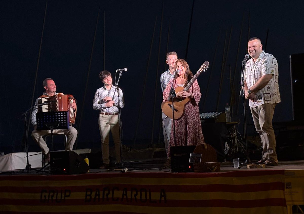 angelsbarcarola's tweet photo. Canet de Mar, moltíssimes gràcies a l'organització per confiar en Barcarola Havaneres per a la XXVI Cantada d'Havaneres de la Festa Major, al Ferran per la presentació i Jordi i Àlex per les fotografies📸🎉🥳😍 #canet #maresme #barcarola_havaneres #festa_major #passeig_maritim https://t.co/NBb2wpZCjg