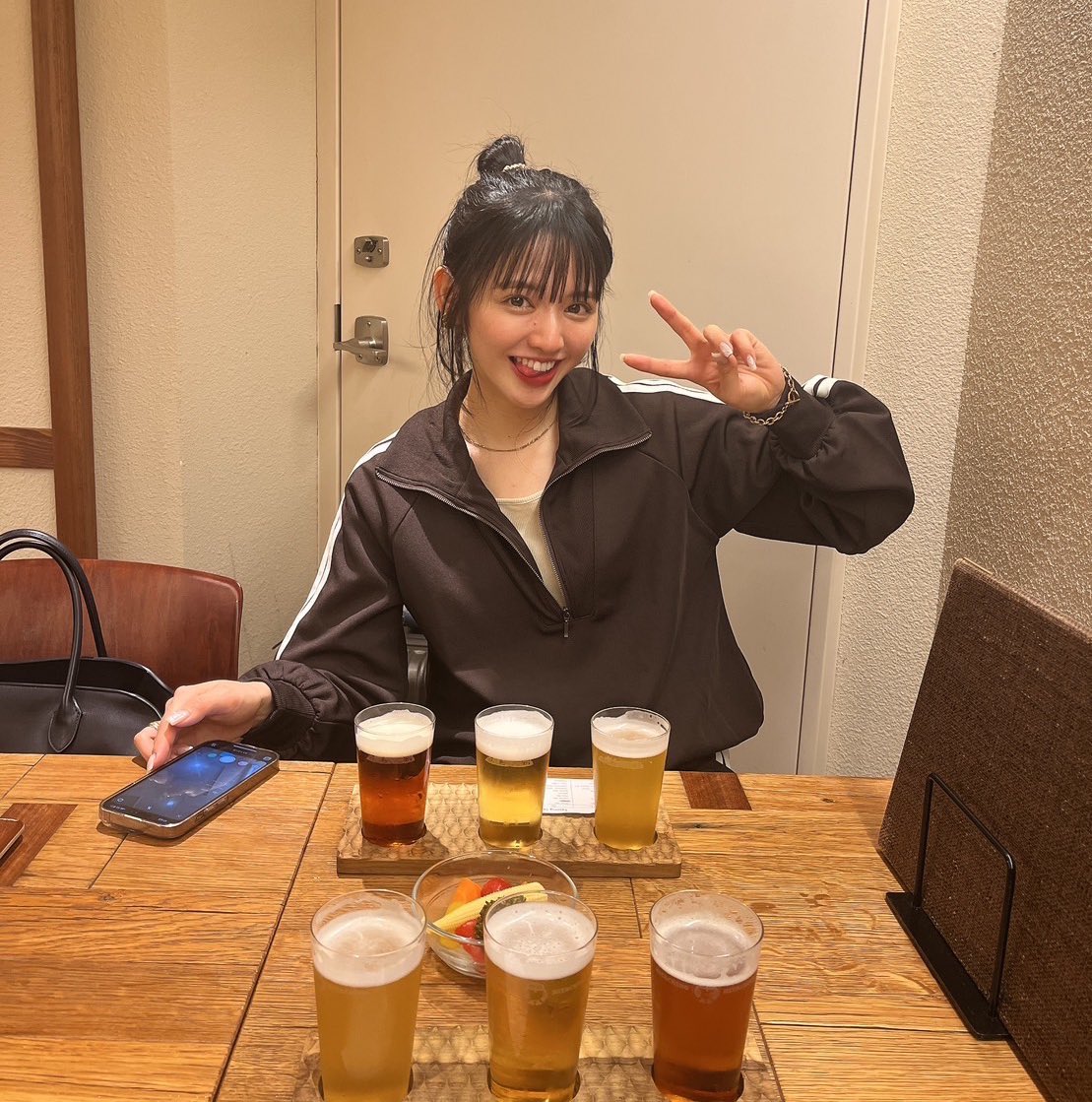 samon3618's tweet photo. おすずとビール飲み比べなう🍺🍻

#鎮西寿々歌 https://t.co/gU72pU2muW