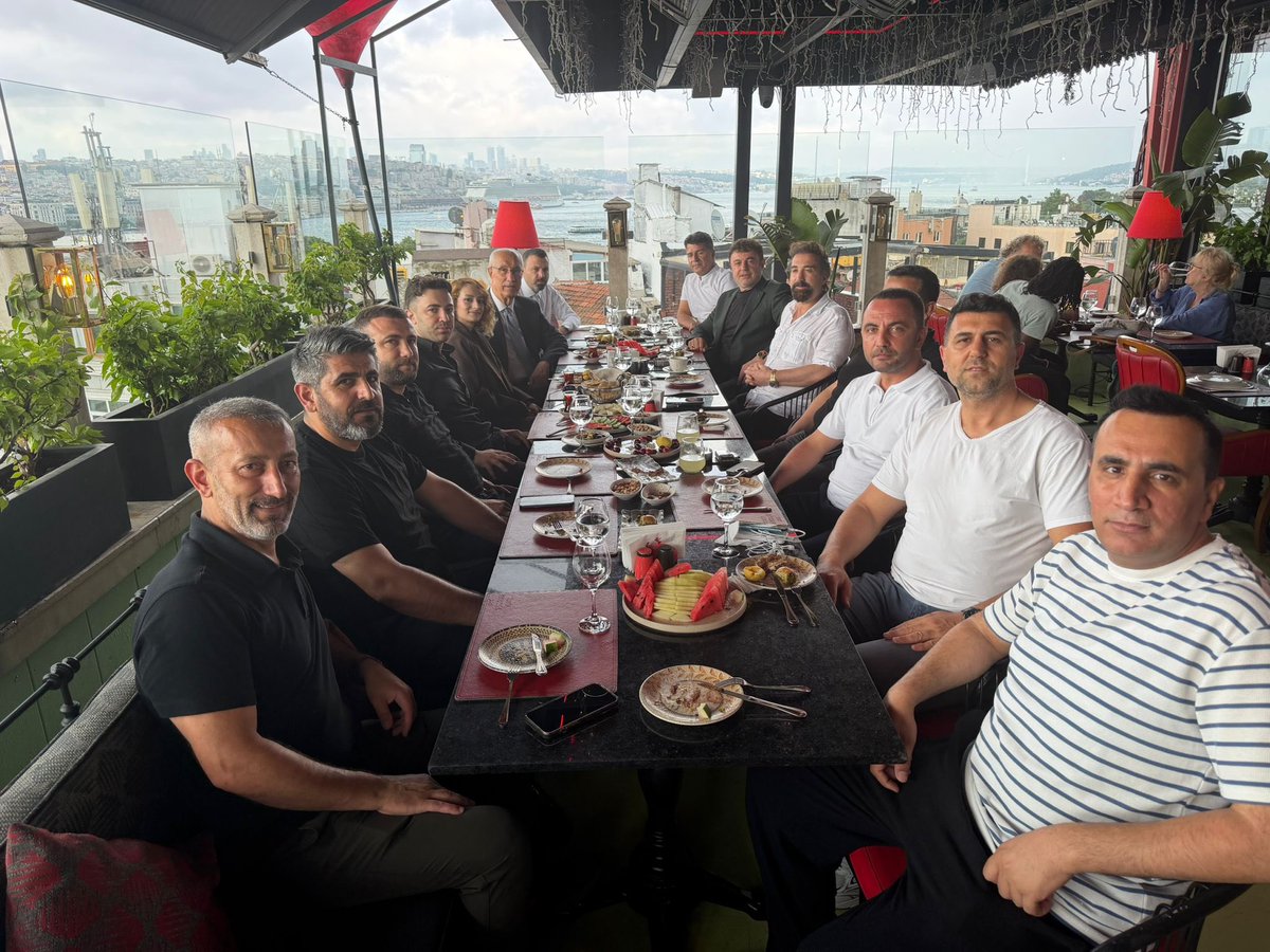 FeyziBerdibek1's tweet photo. 📍 İstanbul

Yozgat Milletvekilimiz Sn. Süleyman ŞAHAN ile birlikte, kıymetli hemşehrimiz Diyadin ALTAY’ın ev sahipliğinde değerli hemşehrilerimizle bir araya gelmenin memnuniyetini yaşadık.

Samimi ev sahipliği ve sıcak misafirperverliği için kıymetli kardeşim Diyadin ALTAY’a teşekkür ediyor, birlik ve beraberliğimizin daim olmasını, muhabbet ve dayanışmamızın her geçen gün daha da güçlenmesini temenni ediyorum.

Programımıza renk katan stand-up sanatçısı kıymetli kardeşim Yusuf BUYANKARA’ya da ayrıca teşekkür ediyorum.

@suleymansahan66