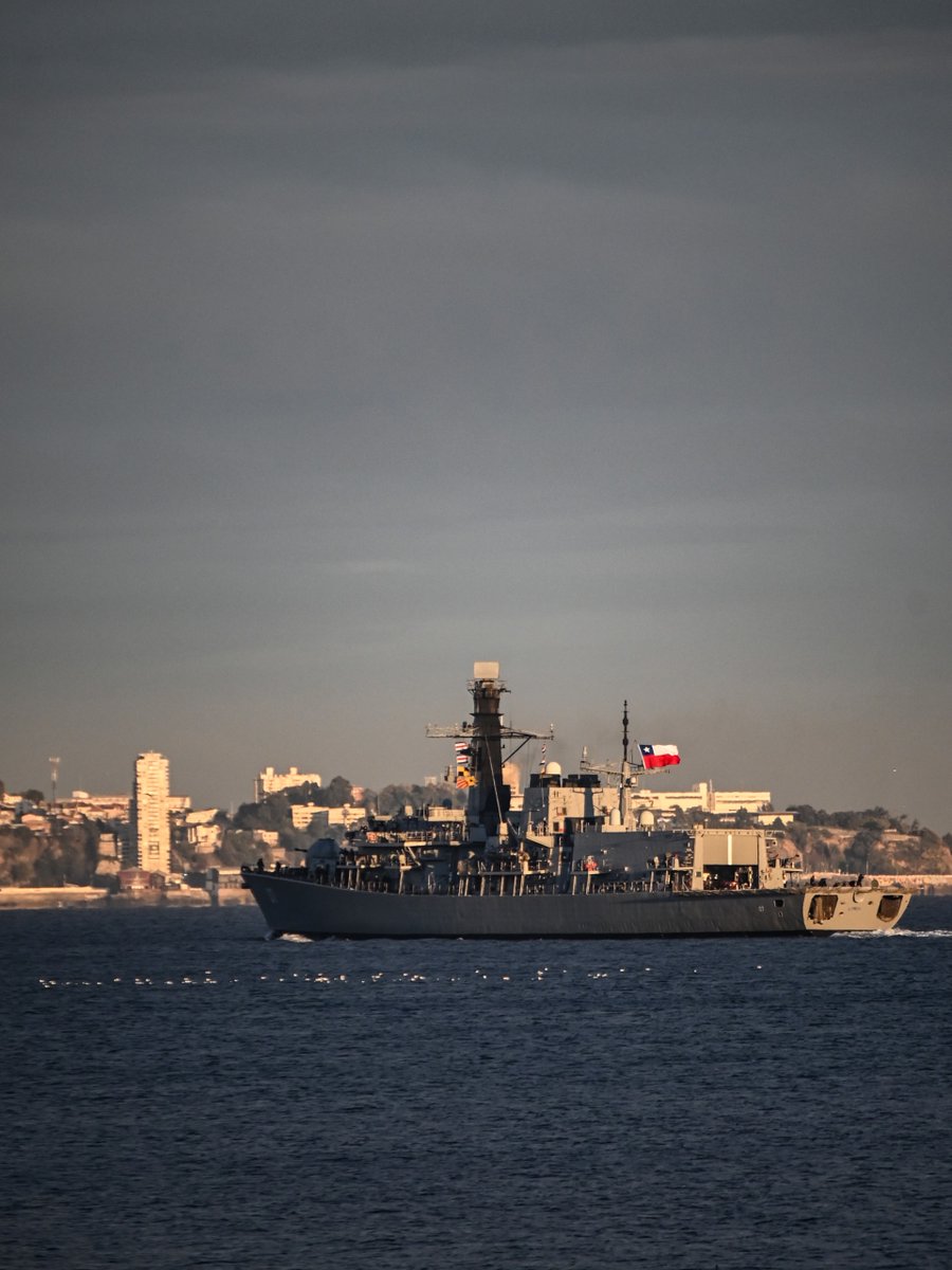 Armada_Chile's tweet photo. Con las primeras luces del día, hoy la Fragata "Almirante Lynch" de la Escuadra Nacional arribó a su puerto base de Valparaíso

#ArmadaPorChile https://t.co/gaCZbKq7CV