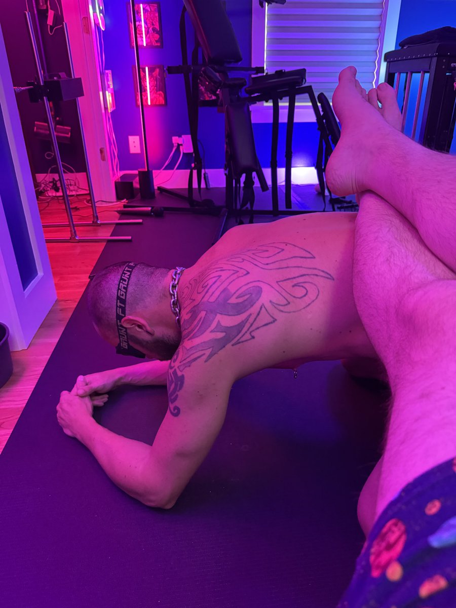 boundsquirming1's tweet photo. Good boy. Better footstool ππ₯΅ @substark807 #ownedboy #lockedandobedient https://t.co/oWYCsRYiZ8