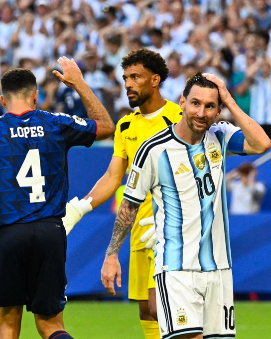 oficialmanualjr's tweet photo. Vozinha, goleiro de Cabo Verde, sobre Lionel Messi:

"Messi se aproximou de mim ao fim da partida e disse que eu tinha sido fantástico. 'Você é um goleiro incrível. Seu povo deve estar muito orgulhoso de você.'

Ouvir isso de alguém como o Leo significa muito para mim. Agradeci, perguntei se poderíamos trocar de camisa, e ele sorriu, dizendo: 'Claro. Vou entregá-la no corredor dos vestiários.'

Nunca vou esquecer um momento como esse."