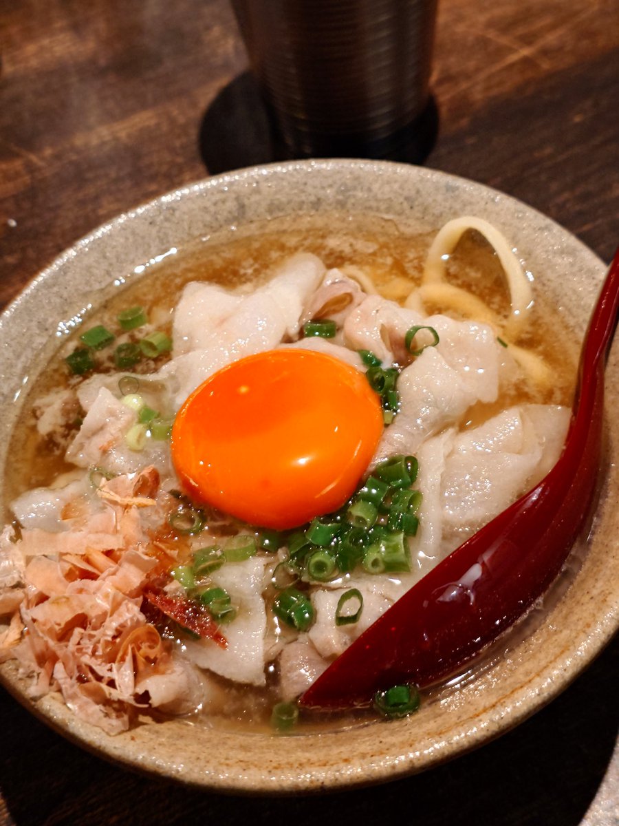 flying_drunkard's tweet photo. いただきまーす🙏🍴
那覇 前島「沖縄酒場 AWAMORI+」

・きびまる豚の沖縄月見肉そば

最高の沖縄そば(*´ч ` *)ｳﾏｳﾏ
#那覇 #泡盛 https://t.co/gabLi95Jt0