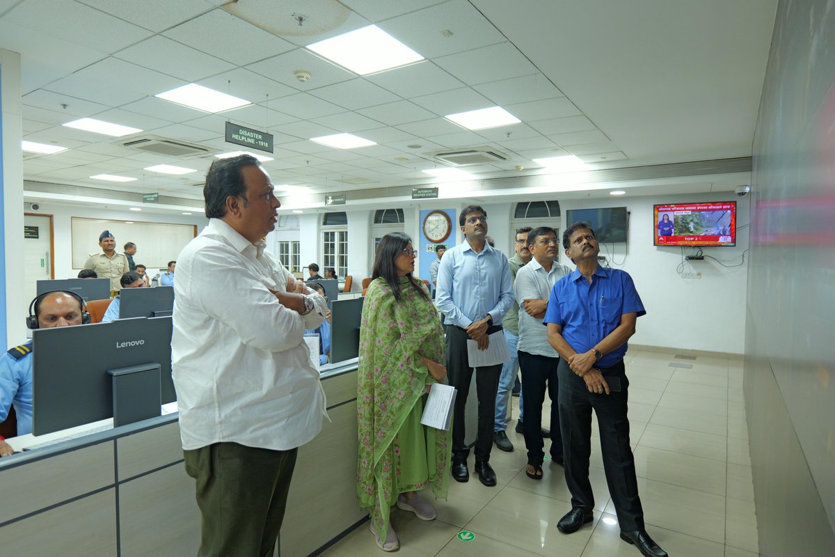 ShelarAshish's tweet photo. मुंबई महानगरपालिका मुख्यालयातील आपत्कालीन व्यवस्थापन कक्षाला भेट दिली. येथे आयुक्त अश्विनी भिडे आणि वरिष्ठ अधिकाऱ्यांकडून दिवसभराचा आढावा घेतला. तसेच उद्याचा हवामान खात्याचा अलर्ट पाहता करावयाच्या नियोजनाबाबत चर्चा केली.

मुंबईतील पाणी साचणारी ठिकाणे, जलनिस्सारण व्यवस्था, रस्ते वाहतूक, नागरिकांच्या सुरक्षिततेसाठी करण्यात आलेल्या उपाययोजना, रेल्वेसह बेस्ट व अन्य प्राधिकरणांशी असलेला समन्वयाबाबत माहिती घेतली.

#Maharashtra #Mumbai #AshishShelar