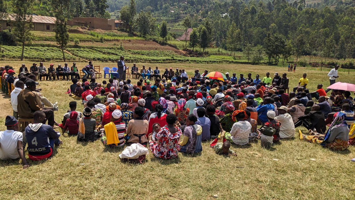 Manyagiro_G's tweet photo. Kuwa 4/7/2026,mu midugudu yose igize Umurenge wa Manyagiro hizihijwe ku nshuro ya 32 Umunsi Mukuru wo @Kwibohora32.Umuyobozi w'Umurenge,Bwana @KalisaClaudien,yifatanyije n'abaturage b'Akagari ka #Nyiravugiza mu kwizihiza ibyagezweho no kongera imbaraga mu rugendo rw'iterambere. https://t.co/ffiyVaMpdX