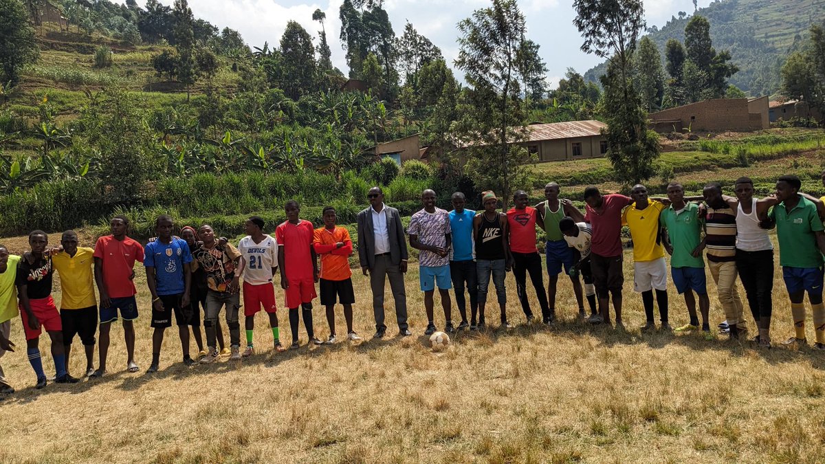 Manyagiro_G's tweet photo. Kuwa 4/7/2026,mu midugudu yose igize Umurenge wa Manyagiro hizihijwe ku nshuro ya 32 Umunsi Mukuru wo @Kwibohora32.Umuyobozi w'Umurenge,Bwana @KalisaClaudien,yifatanyije n'abaturage b'Akagari ka #Nyiravugiza mu kwizihiza ibyagezweho no kongera imbaraga mu rugendo rw'iterambere. https://t.co/ffiyVaMpdX