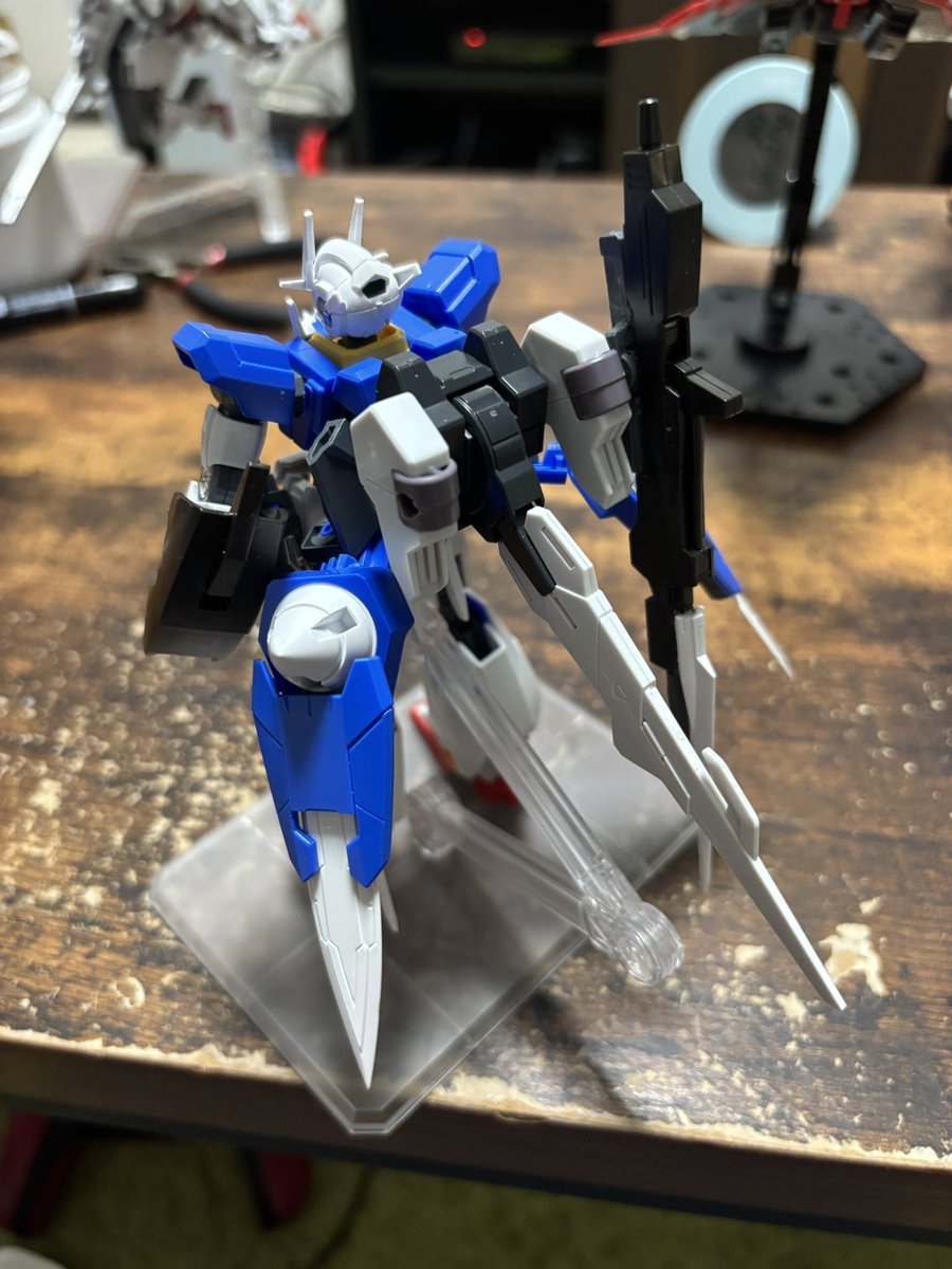 yoppinubesuko's tweet photo. 途中経過。
バックパック左につけるもの明日届くけどひとまず形は大まかこんな感じかな？
オリジナル機体ってよりかは別世界線の改修機みたいな感じで作ってみた。
一応可変ギミックあるけどダサいから無い方がいいかな…？
ちなみに意図せずセブンソードなったw
 #ガンプラ 
 #ミキシング https://t.co/zPGNoS3zqO