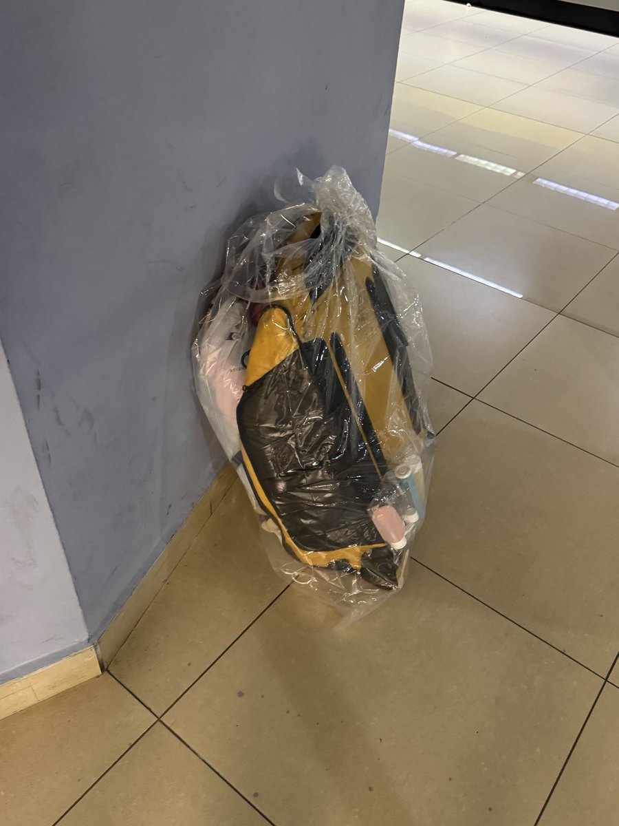JacobsKarl's tweet photo. @AmericanAir And this is how your luggage arrives… https://t.co/V8fhOEGUvL