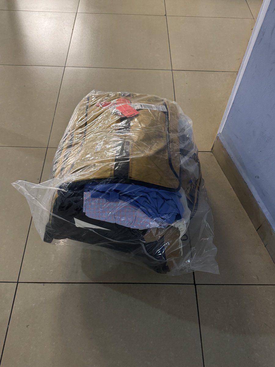 JacobsKarl's tweet photo. @AmericanAir And this is how your luggage arrives… https://t.co/V8fhOEGUvL