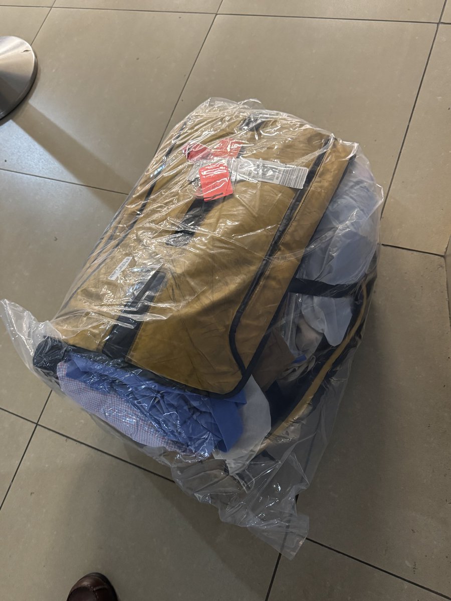 JacobsKarl's tweet photo. @AmericanAir And this is how your luggage arrives… https://t.co/V8fhOEGUvL