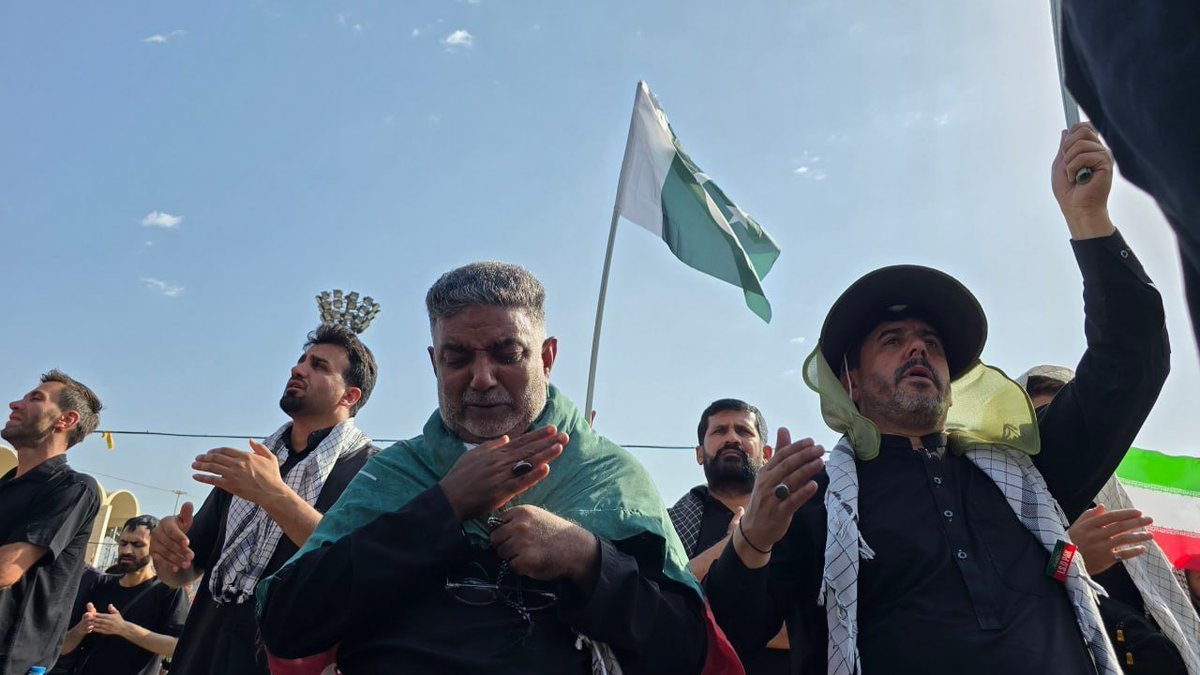 elham_1996_h's tweet photo. اشک مردم پاکستان در کنار مردم ایران، یادآور این حقیقت بود که محبت و عشق حضرت آقا سراسری است و در فقدان این رهبر مظلوم ��قتدر همه اشک ریختن

#باید_برخاست
#قائد_شهید https://t.co/FLEpWtO5qy