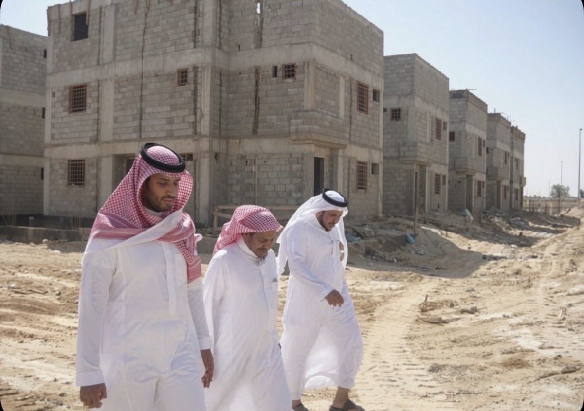 almari_day's tweet photo. يمشون في حر الشمس 🌕،ليتأكدون من سير العمل على اكمل وجه ، بارك الله جهود ولادة امرنا 🤲♥️🤍🇸🇦
#محمد_بن_سلمان‌ 
#ولي_العهد‌ https://t.co/LAH7K9ehF3