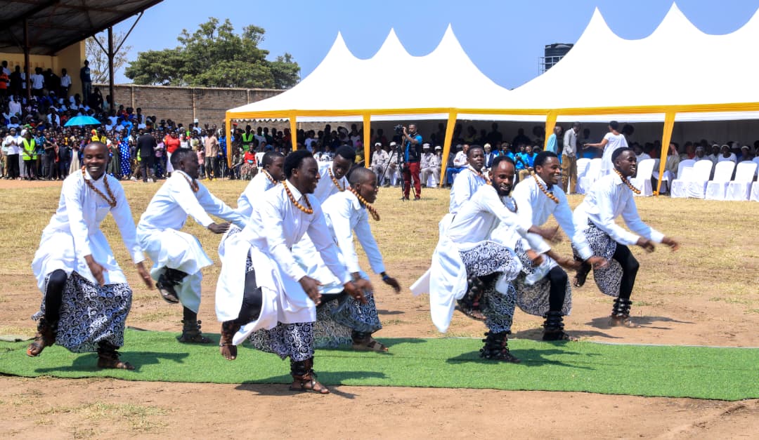NyanzaDistrict's tweet photo. 🎉 Mu Mirenge yose y'Akarere ka Nyanza hizihijwe umunsi mukuru wo #Kwibohora32  ku nsanganyamatsiko igira iti: "Kwibohora: Intambwe mu Ntego." Ku rwego rw'Akarere, ibirori byabereye kuri Sitade ya Nyanza aho abaturage basabwe gukomeza gusigasira no guteza imbere ibyagezweho. https://t.co/SHqHGCS1WX