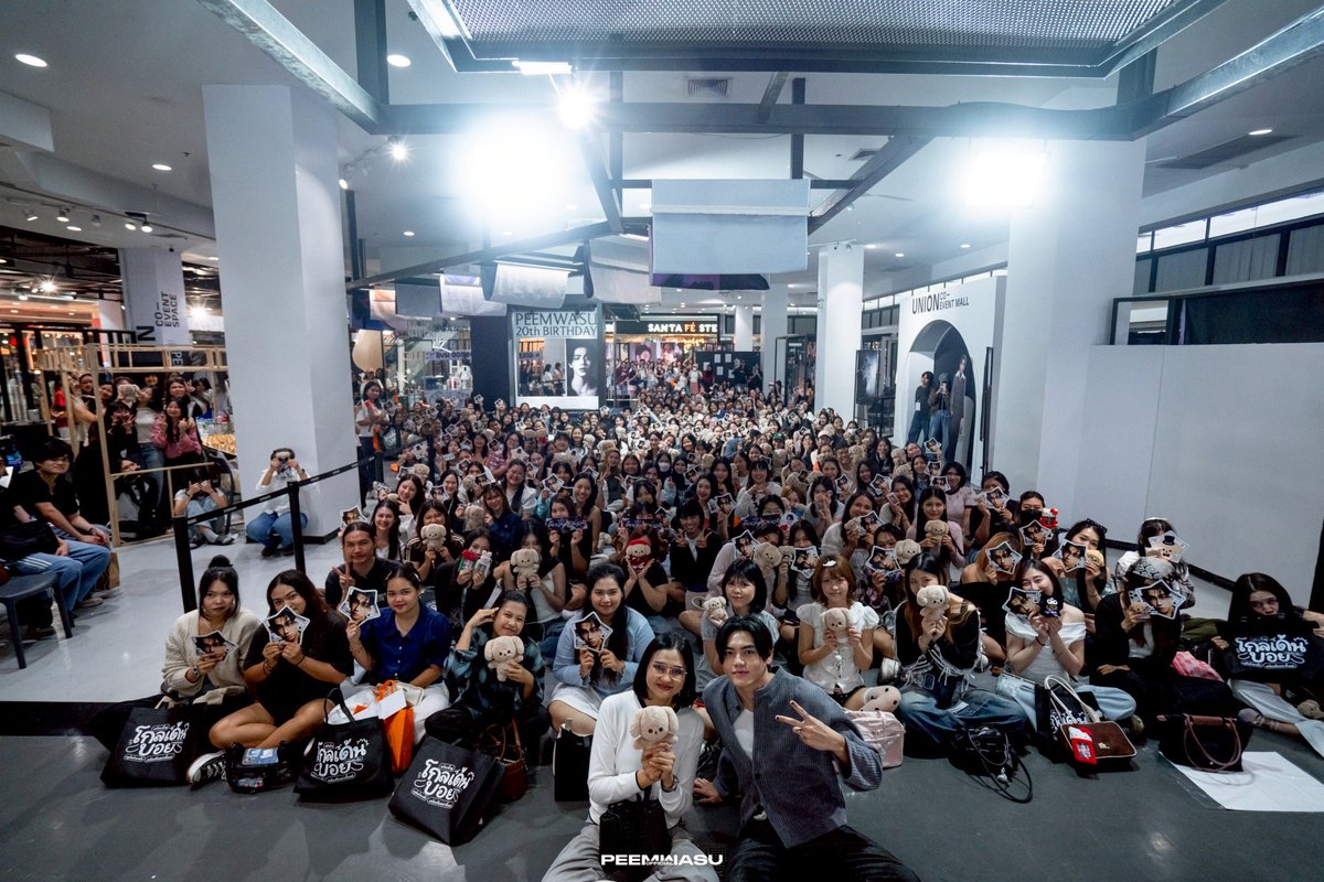 peemwasuoffv2's tweet photo. จบไปแล้วสำหรับวันแรกกับงาน #PEEMWASUgoldenchapter20th งานวันเกิดครบรอบอายุ 20 ปีของภีมวสุ ขอบคุณแฟนคลับที่น่ารักทุกคนที่ให้ความสนใจและร่วมกิจกรรมไปด้วยกันอย่างอบอุ่นด้วยนะคะ🤍✨

สำหรับวันพรุ่งนี้ยังสามารถมาเจอกันได้ที่เดิม เวลา 11:00 น. เป็นต้นไป พร้อมด้วยกิจกรรมและความอิ่มท้องเช่นเคย แล้วเจอกันน้า

#PEEMWASU
#BUSbecauseofyouishine