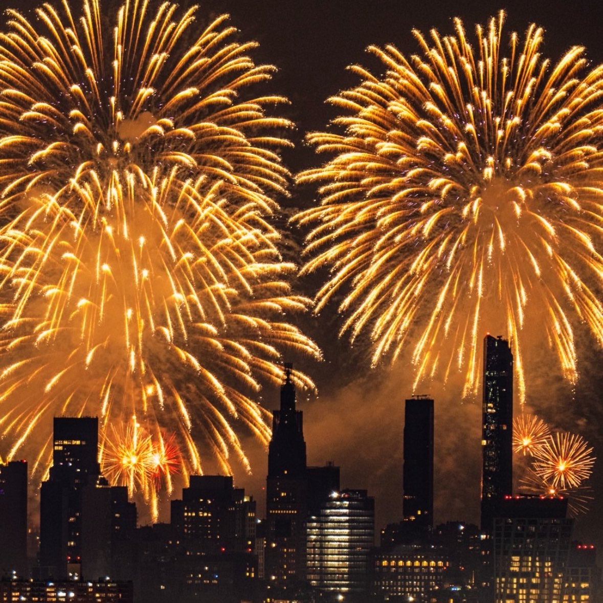 miawcaela's tweet photo. ⠀
I think it’s my third or fourth 4th of July in the city. I moved here when I was 21 for law school where I’ve regretted it so many times on my hardest days, even though I’ve also been incredibly grateful for most of the wonderful moments I’ve had here... e n e
⠀ https://t.co/CWpeEyTsxM
