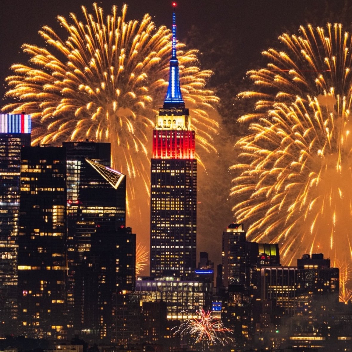 miawcaela's tweet photo. ⠀
I think it’s my third or fourth 4th of July in the city. I moved here when I was 21 for law school where I’ve regretted it so many times on my hardest days, even though I’ve also been incredibly grateful for most of the wonderful moments I’ve had here... e n e
⠀ https://t.co/CWpeEyTsxM