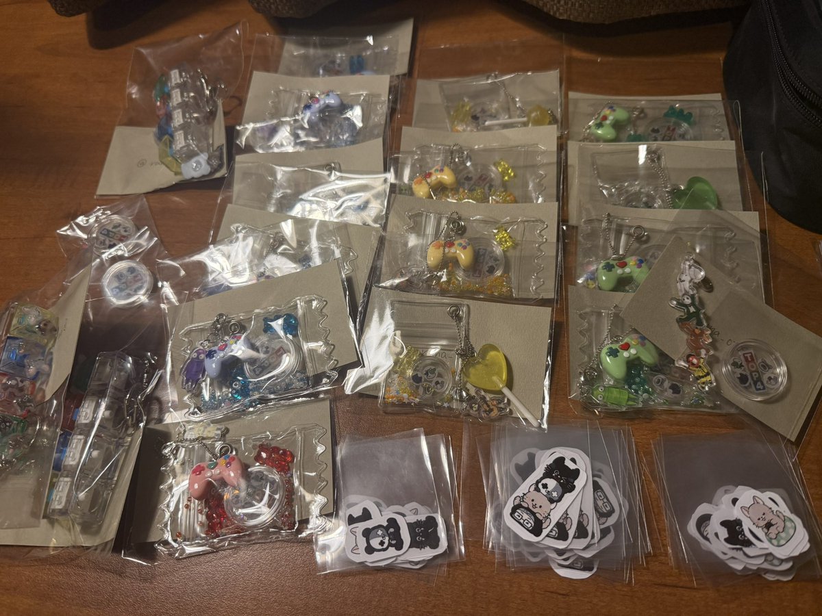 runa_0309__'s tweet photo. ❋シール29
❋シャカシャカキャンディチャーム
うっしー4
レトさん4
ガッチさん5
キヨ1
❋キーボードキーホルダー3
❋フューマン1
❋ミニコインケース2

箱推しやガッチさんファンいないですかぁ〜🥹ピコパーク,repo,ミメシス,ZOOT,おててたまご,バックルームとかまだあります🙆🏻‍♀️💖 #TOP4INTOKYODOME2 https://t.co/vEGpu9C8Dl