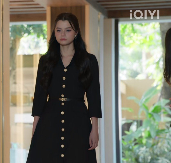 FBlowkey's tweet photo. #เสน่หาวาโยตอนจบ
#beckysangels 

one thing i noticed is that after Blew left, she started wearing black much more often (dresses, earrings, accessories). to me, that felt like a subtle way of showing she was mourning their relationship. even when she was trying to move forward, a part of her was still grieving what they had🥹