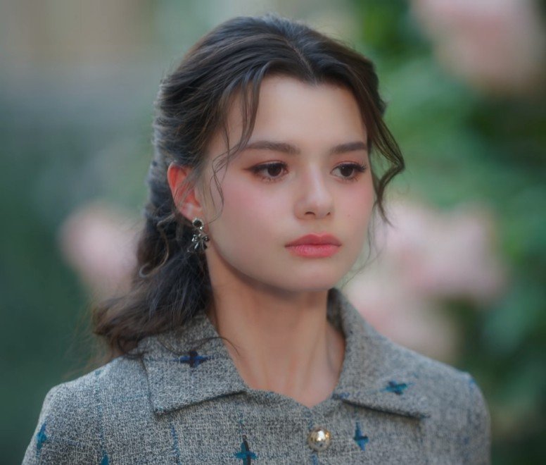 FBlowkey's tweet photo. #เสน่หาวาโยตอนจบ
#beckysangels 

one thing i noticed is that after Blew left, she started wearing black much more often (dresses, earrings, accessories). to me, that felt like a subtle way of showing she was mourning their relationship. even when she was trying to move forward, a part of her was still grieving what they had🥹