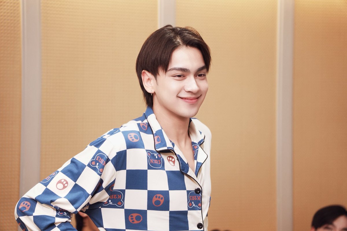 iz_theofficial's tweet photo. Mood
คนที่นอน 4 ทุ่ม               คนที่ตี 4 ยังไม่นอน

House 31 X iZ
#House31EP1
#iZ https://t.co/dYIJ9NlWpL
