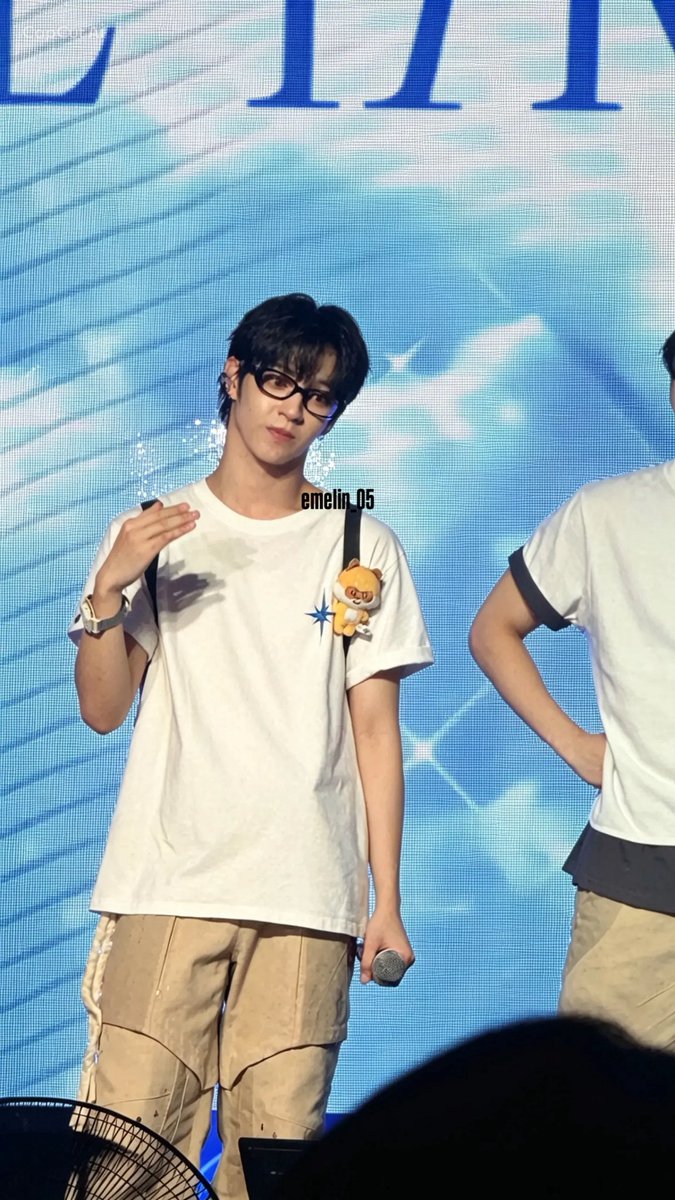 emelin_05's tweet photo. Looking this cute should be illegal. 🫠✨

@AHOF_official 

#THE_FIRST_SPARK_IN_KUALALUMPUR
#AHOF #JL #AHOF_JL #AHOFinMY #AHOFinKL https://t.co/70D4xkmjQa