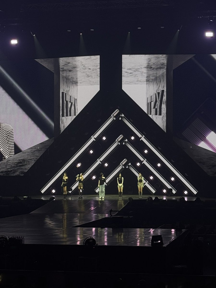 luvnryuj's tweet photo. รักItzyที่สุดเลย เก่งมากๆๆ ปีหน้ามาใหม่นะ🩷🫶🏼
#itzy #ITZY_TUNNELVISION_BKK https://t.co/C9qxCBus0f