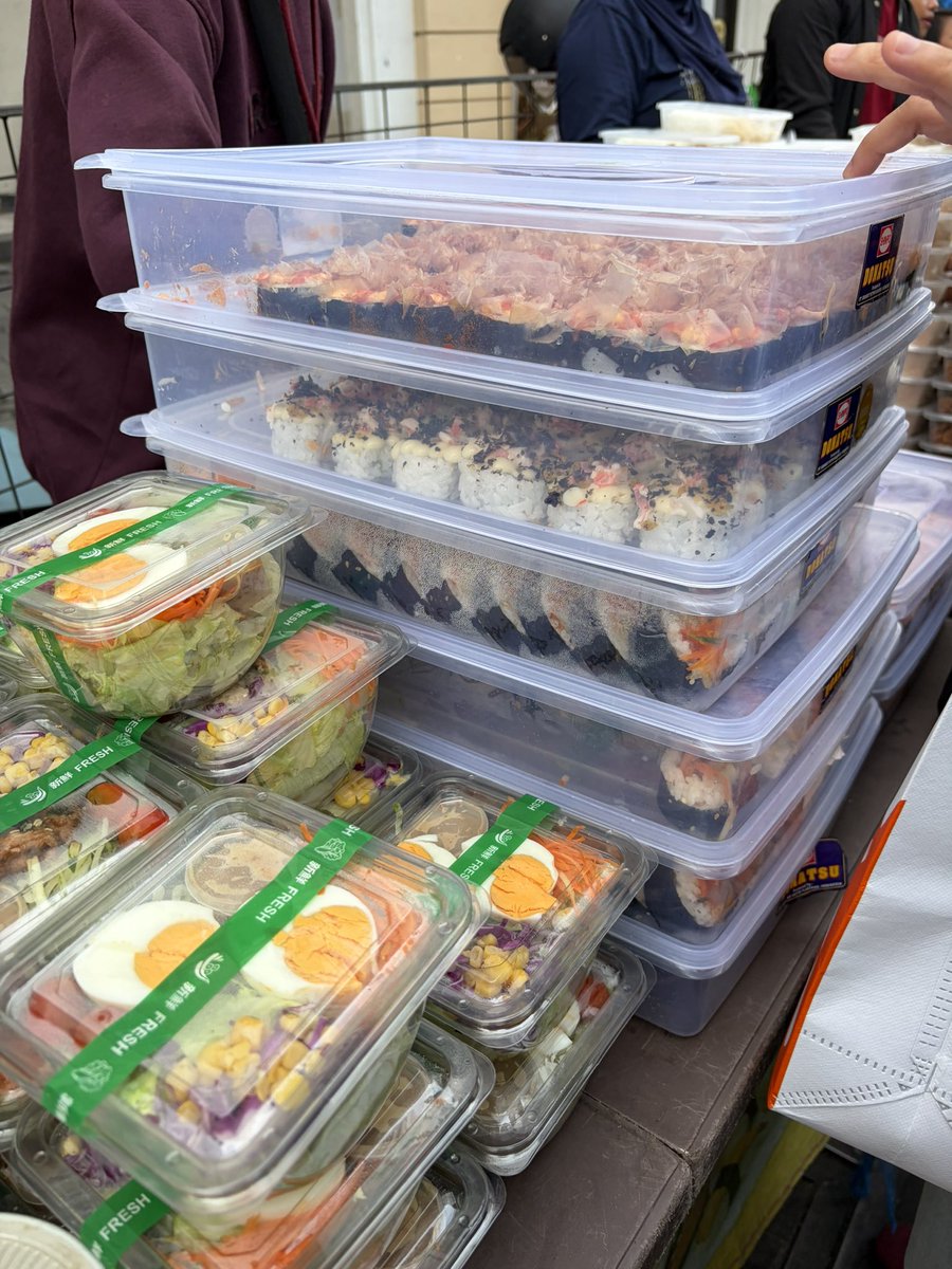 wonuuminn's tweet photo. Bukan hari ini tp seminggu kmrn gw demen bgt jajan ONIGIRI DEPAN STASIUN JUANDA, Harganya cuma 9k (buat isian ayam sm tuna) dan ENAK BANGET

Fyi temen temen kantor gw juga suka to the point gw suka buka jastip, selain jual onigiri dia jg jualan sushi, kimbap, salad https://t.co/T4adHXCgJK