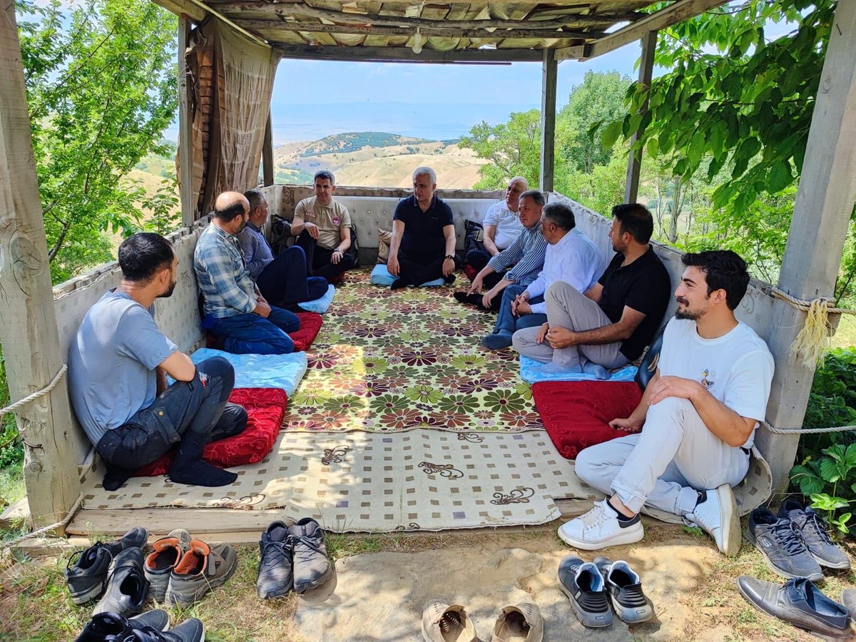 Ncttngnc's tweet photo. İlimizde Arıcılığa Güç, Üreticiye Destek Oluyoruz. 🍯🐝 🚍

Valimiz Sayın Avni ÇAKIR ve ilimiz protokolü ile birlikte, geçtiğimiz günlerde lansmanını  gerçekleştirdiğimiz "Baldan Altın Kanatlar Projesi" kapsamında karavan ve arılı kovan desteği sağladığımız üreticilerimizi yerinde ziyaret ettik.

Üreten, emek veren ve kırsalda kalkınmaya katkı sunan üreticilerimizin yanında olmaya, desteklemeye devam ediyoruz. 

@ibrahimyumakli  @Valiavnicakir 
@TCTarim @TR_HAYGEM