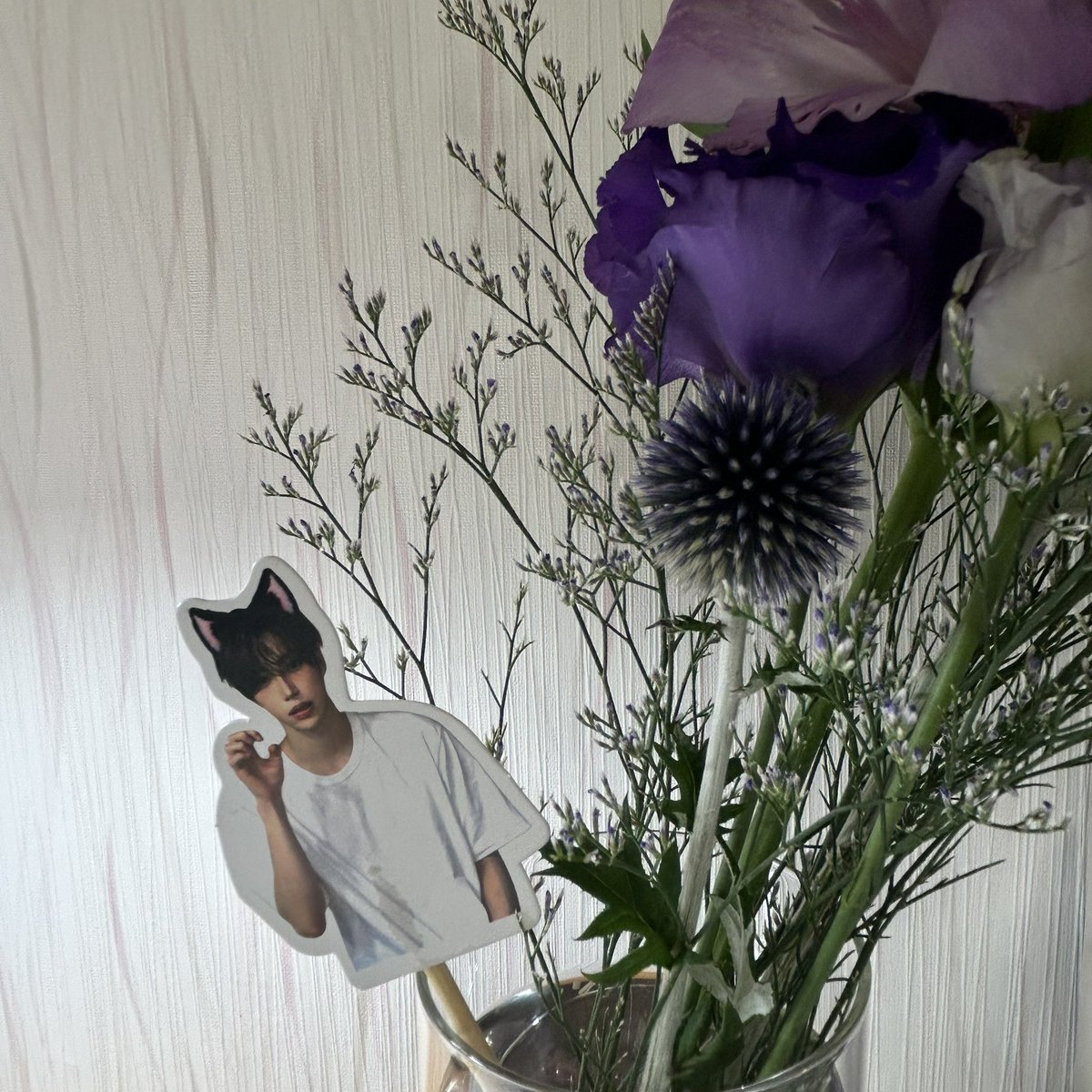 arnmrn77's tweet photo. 今日買ったミニブーケ、机に飾ったら勉強してる時るのにゃんこがずっとこっち見てて神 https://t.co/CfmWqDKMFj