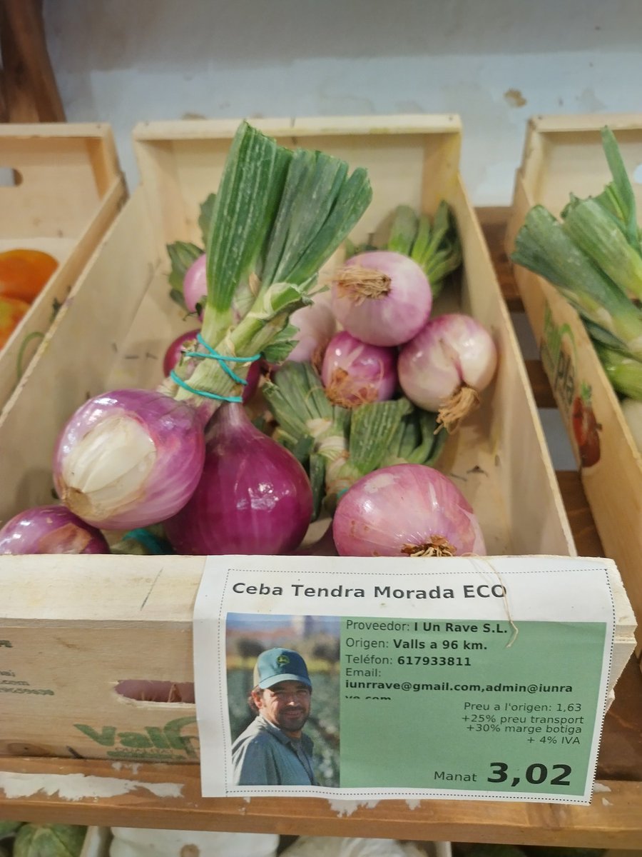 LlucMercade's tweet photo. TRANSPARÈNCIA. Una verduleria a Gràcia (BCN) que et diu el nom del productor🧑🏻‍🌾, la distància🚚, el preu percebut pel productor💲, i el marge de la botiga💰...tan de bo ho fessin totes les botigues d'alimentació. https://t.co/rAUEAId6BC