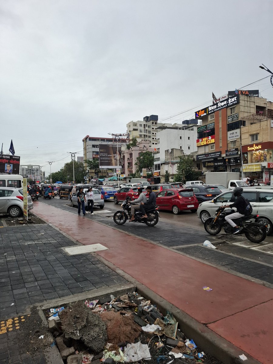 ShreeshChary's tweet photo. @pcmcindiagovin  taxpayer money spent on signals that don't work. No traffic police in sight to manage traffic. City becoming unliveable day by day https://t.co/iNtIkkHcux