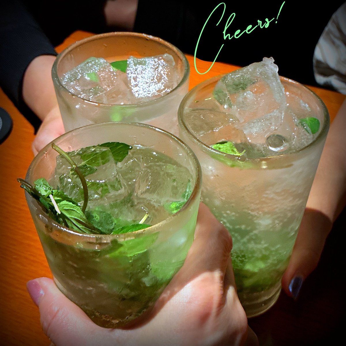KKnao0818's tweet photo. 月イチ開催のプチ同窓会🥂✨
今夜は2人欠席で残念だけど💦
それでも楽し過ぎて二次会のカラオケ挟んで三次会~😆💕
0時まわっても未だ飲んでま~す🎶
#ROSSA https://t.co/VGL9JttAgd