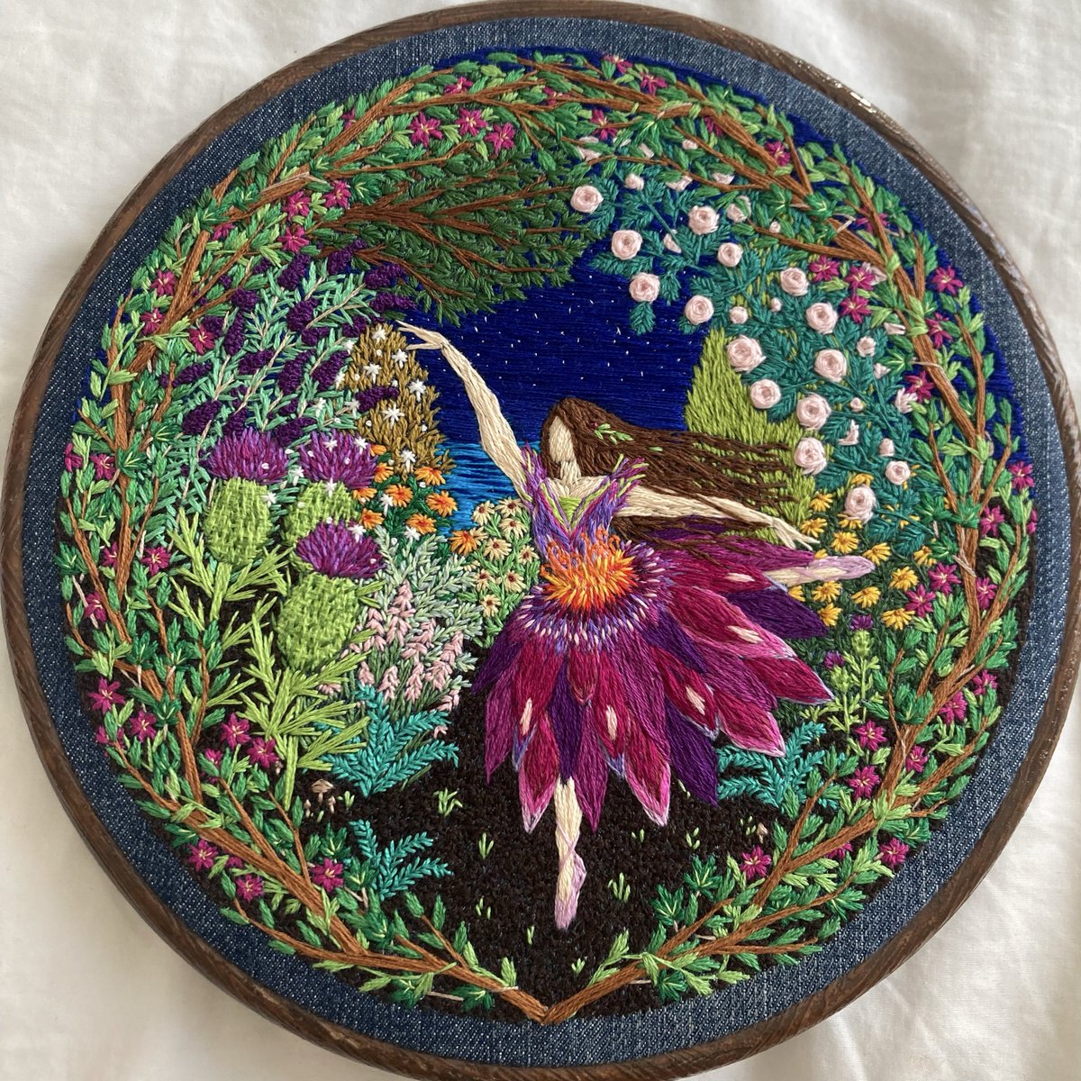 Gtilleymatthews's tweet photo. It’s 2 years since I stitched my embroidery, The Dance of the Flowers. So maybe worth a look back, and sprinkle a little magic too… 😉🪡🌿🌺✨🩰 
*completely freehand stitched, without patterns or paint, just threads &amp; imagination. #stitchedart #embroidery #thesewingsongbird https://t.co/AkDym47GhI