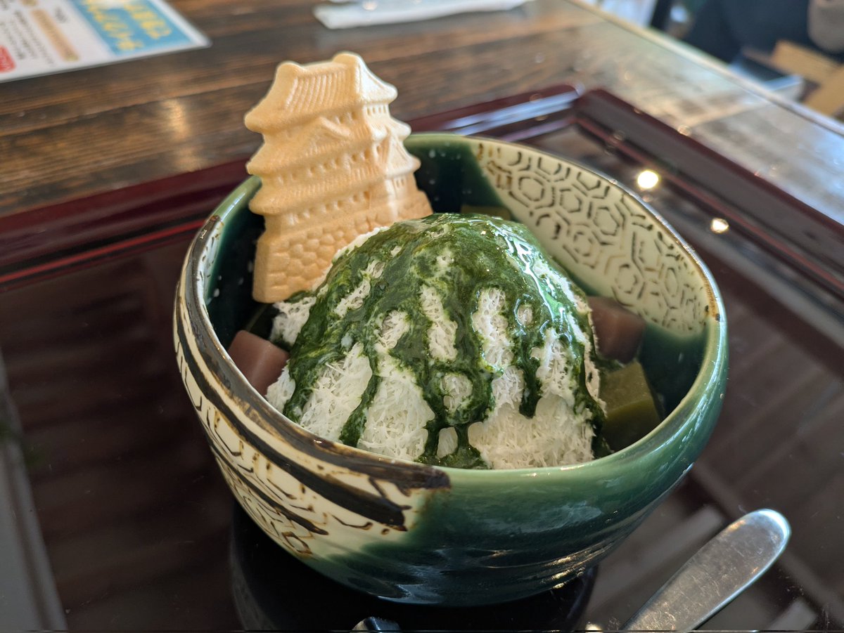 boonagon's tweet photo. #進化系城もなか
岐阜城の麓にある魚久さんで、城もなかが乗った抹茶ソースのカキ氷（雪氷）金華山を食べました。
すっごく美味しかった〜😋抹茶ソースが底にもいっぱい！ういろうも底にゴロゴロ入ってた！！それに、織部柄のお茶碗に盛り付けてあるのがオシャレポイント高い🤩 https://t.co/pWK9ybvq34