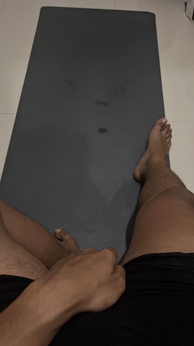 ursweetsavory's tweet photo. Emang boleh Yoga dikos pake instructor di youtube yang ga premium itu?😂 https://t.co/x8dkGtYKN4