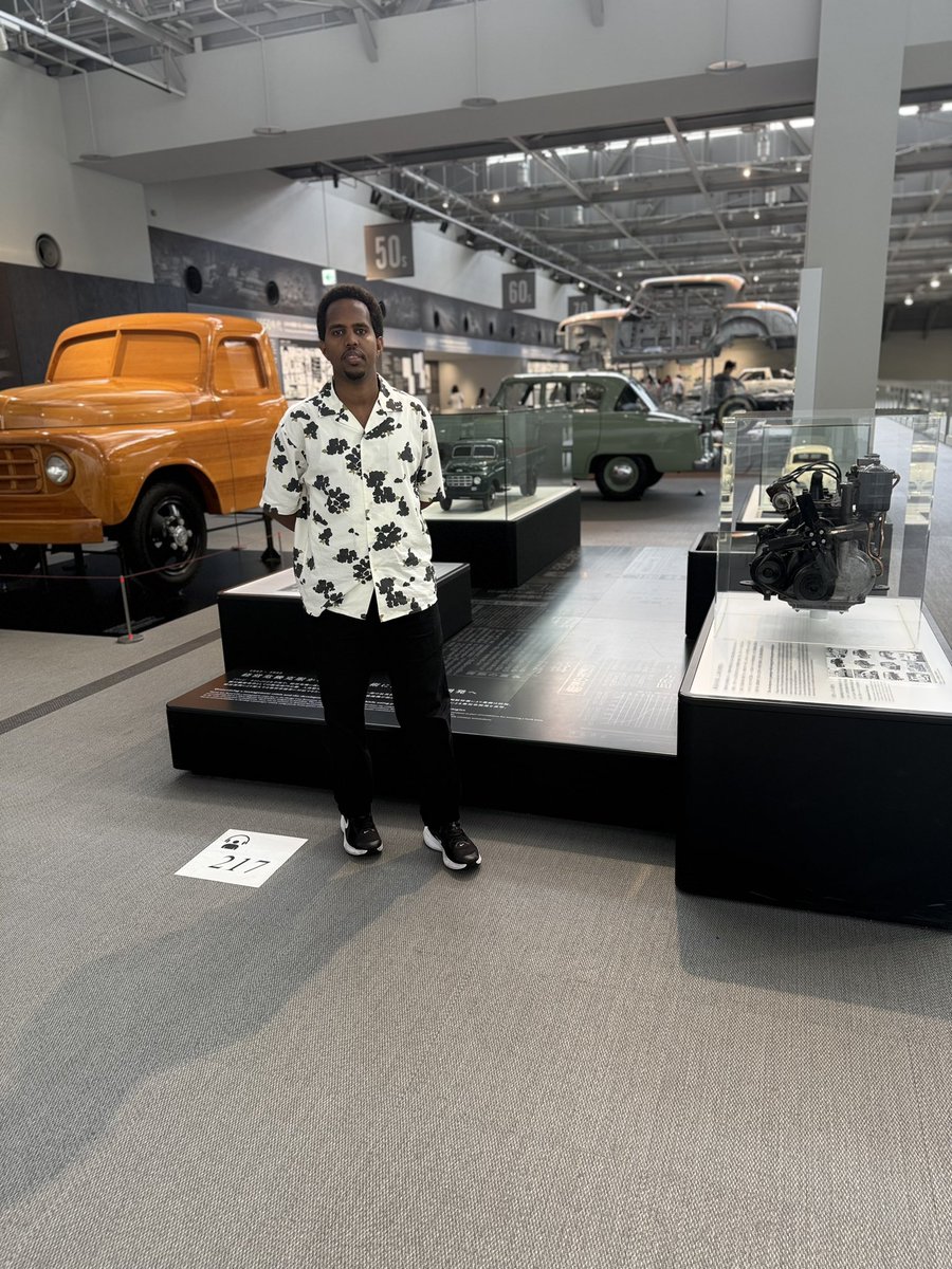 AbshirTfow's tweet photo. Japan, wadan kulansaday dad aan daalin, musuq iyo isdabamarin aqoonin, ixtiraam badan, sidoo kalena ilbaxnimada qanjaha joogto, fahmahy in aan fadhi iyo faan been ah waxba lagu helin ee xooga saaray aqoon, cilmibaaris iyo fulinta wixii qorsheysteen. 

Labadii maalin ee la soo dhaafay waxaan safar waxbarasho ku tagay labo magaalo oo midna ay tahay magaalada warshadaha wax soosaarka Japan oo ay ku taalo shirkada caanka ah ee Toyota ee Nagoya anagoo booqanay dakada weyn ee Nagoyo taas oo Japan ku xirta aduunka intiisa kale iyo madxafka shirkada gawaarida Toyota taas oo ii sahashay in aan faham balaaran ka helay sida jabaaniiska ay halkaan ku soo gaareen.  

 Magaalada kale waa Kyoto oo caan ku ah taariikhda qadiimiga ah ee dadka reer Japan sidoo kalena ahyd magaalada fadhiga u ahyd boqortooyada japan ka hor inta aysan Tokyo u soo guurin. 

Japan is the land of the rising sun, full of endless discoveries, from the historic temples of Kyoto to some of the fastest bullet trains in the world.