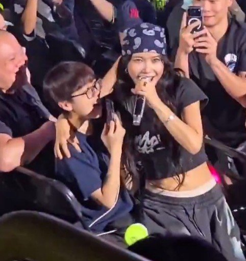 WheeinNoOut's tweet photo. Did they have a secret challenge to sit on fans today? 👀 https://t.co/fNxC7FMCpj