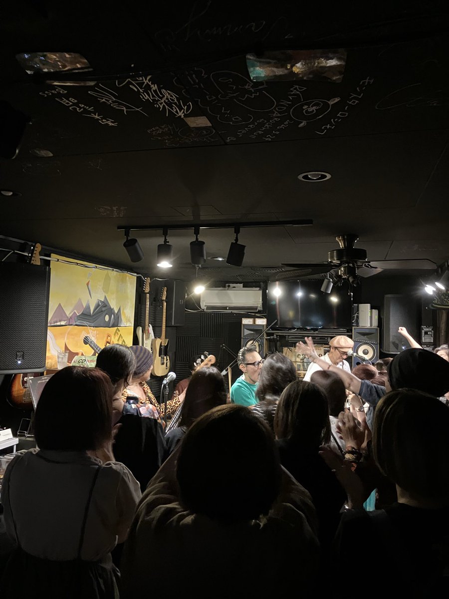 NonWith's tweet photo. ずいぶん前からお誘い貰ってたライブGroovin@ハイダウェイ♬
めっちゃ盛り上がって楽しかった〜😊
カバーの洋楽は全部知ってる曲で、音楽ってやっぱ繋がるなぁ〜と☺️
アンコールでは石田さんの名前を聞けてThe Weightにグッときた♬
来年1/24の次回ライブも決定らしい🤭
楽しみ😊 https://t.co/FCdSlpYsQ5
