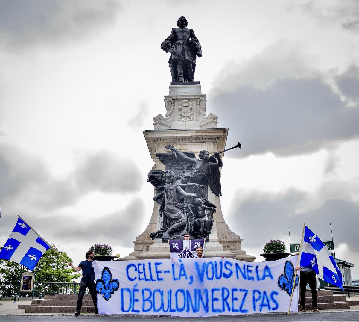 NvlleAlliance's tweet photo. 📢 Celle-là, vous ne la déboulonnerez pas !

Dans le petit matin de notre grandiose capitale nationale, au pied du Château Frontenac, nos militants ont déployé une banderole en forme de cri pour avertir les dépeceurs d'histoire que leurs méthodes ridicules ne passeraient pas chez nous.

Devant la statue du Père de la Nouvelle-France – alors que sa mémoire est contestée de l'autre côté de la rivière des Outaouais –, nous avons tenu à affirmer haut et fort notre engagement à poursuivre l'épopée française en Amérique.

« Celle-là, vous ne la déboulonnerez pas » !

Nos monuments sont une trace matérielle de notre identité ; s'y attaquer, c'est s'en prendre à ce que nous sommes collectivement. Tant qu'il y aura une conscience nationale, tant que nous parlerons français, tant que nous aurons un passé commun sur lequel ériger notre avenir, PERSONNE ne pourra démolir les symboles qui nous racontent.

🔥Nouvelle Alliance est là pour s'assurer que les conditions nécessaires à la survie du peuple québécois continuent d'être réunies. Nous sommes les gardiens du cœur laurentien.

Pendant que les fédéralistes continuent de croire à leur ersatz de pays, nous nous dressons pour faire éclater l'illusion. Il n'y a, en terre de Québec, qu'une seule appartenance possible : celle que Champlain nous a léguée.

⚜️Vive le Québec et ses héros !