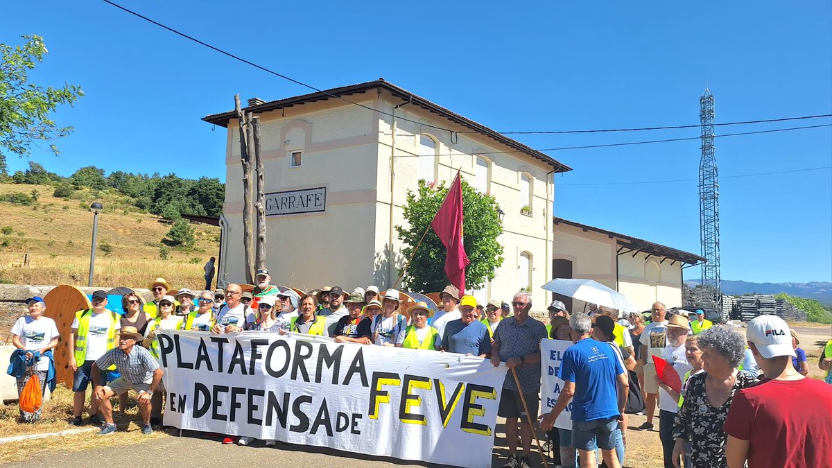 PlataformaFEVE's tweet photo. Hoy hemos completado la 5° Etapa de la Marcha. TODOS LOS LEONESES JUNTOS LO CONSEGUIREMOS. Desde que se disolvió FEVE, no se ha avanzado nada. @oscar_puente_ @jasantano @Transxte @alferma1 @JADIEZLEON @alfonsocendon https://t.co/ODGJbtoBUA