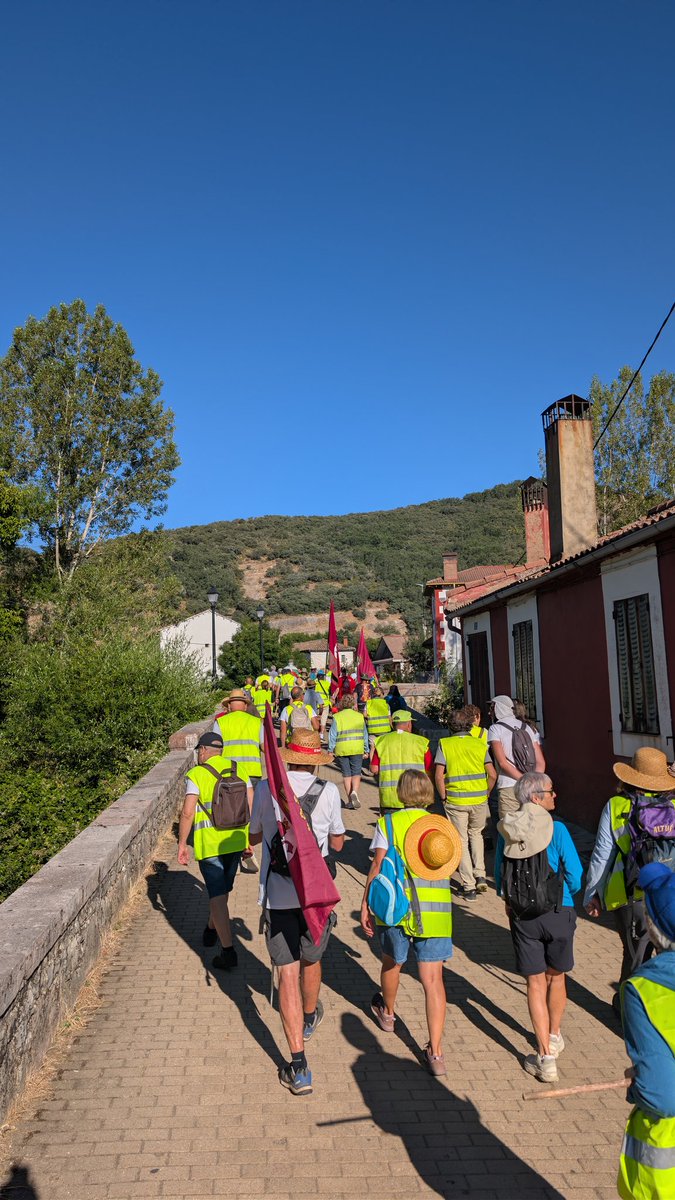 PlataformaFEVE's tweet photo. Hoy hemos completado la 5° Etapa de la Marcha. TODOS LOS LEONESES JUNTOS LO CONSEGUIREMOS. Desde que se disolvió FEVE, no se ha avanzado nada. @oscar_puente_ @jasantano @Transxte @alferma1 @JADIEZLEON @alfonsocendon https://t.co/ODGJbtoBUA